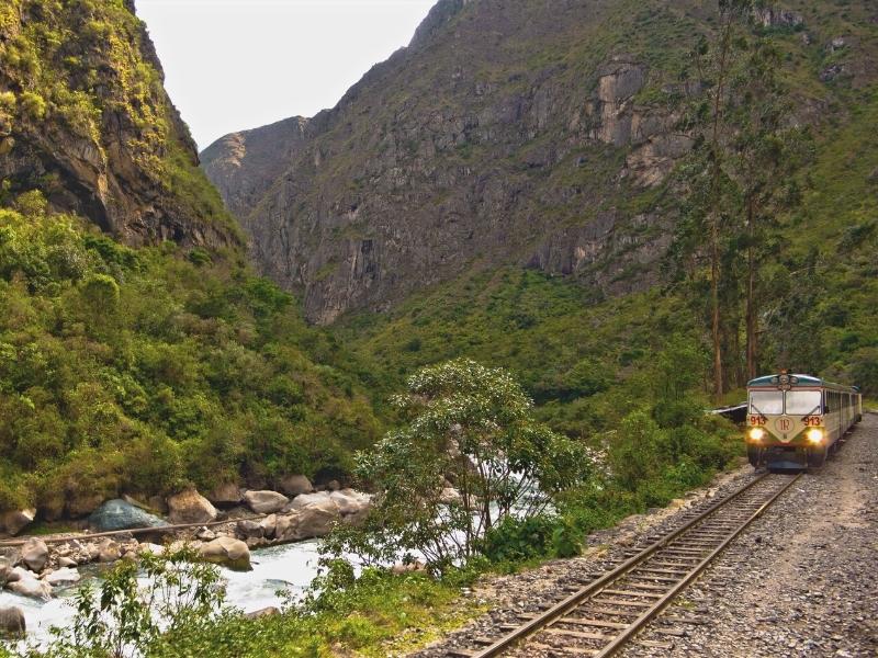 TOURS IN PERU:  BY TRAIN TO AGUAS CALIENTES