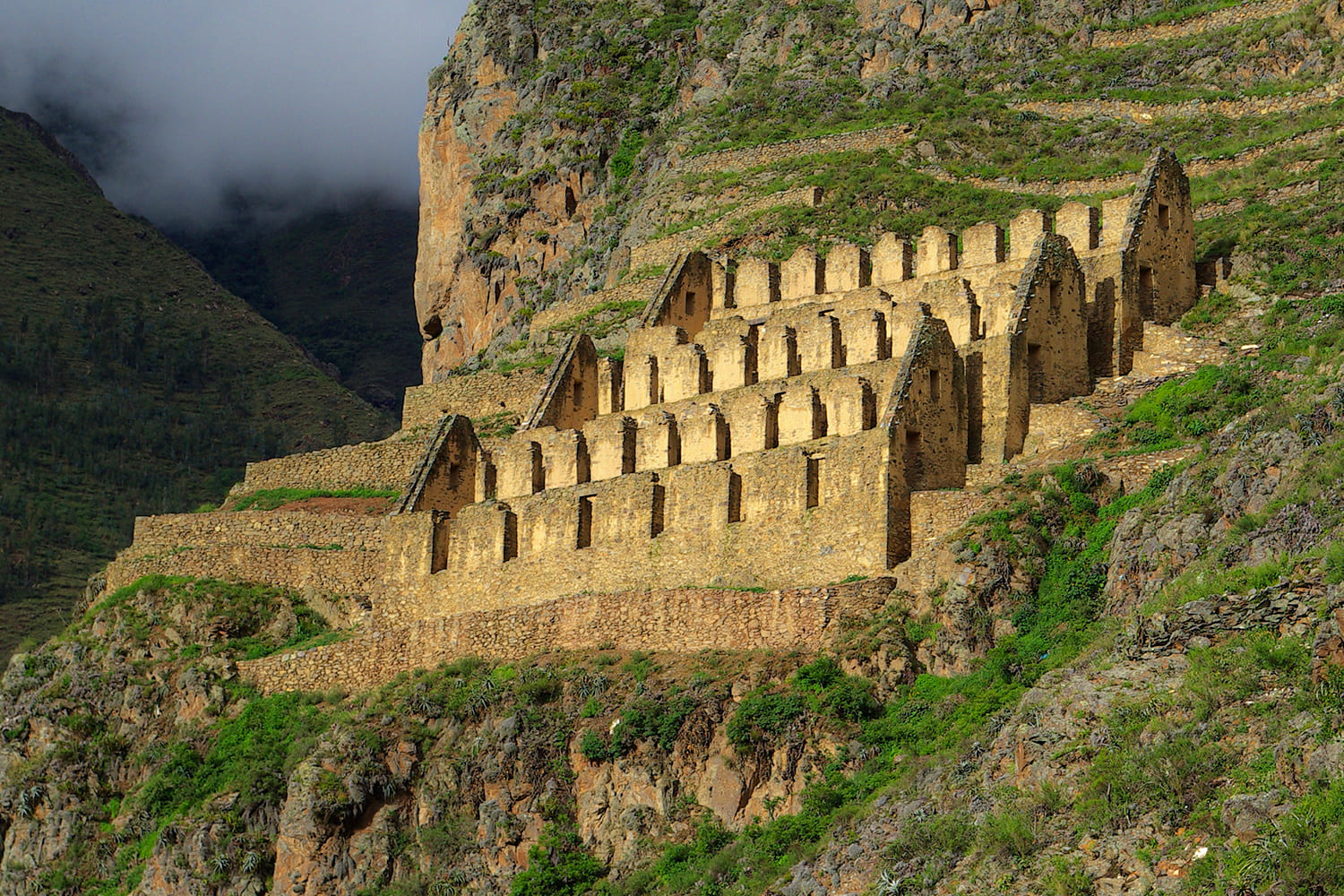 Was gibt es in der archäologischen Stätte von Ollantaytambo zu sehen?