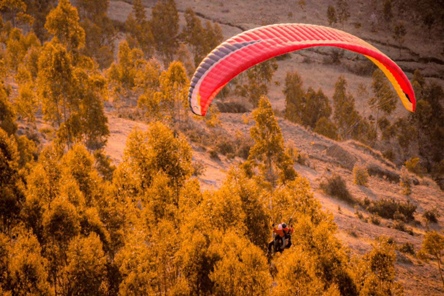 5.- ADVENTURE SPORTS IN CUSCO: PARAGLIDING IN THE SACRED VALLEY