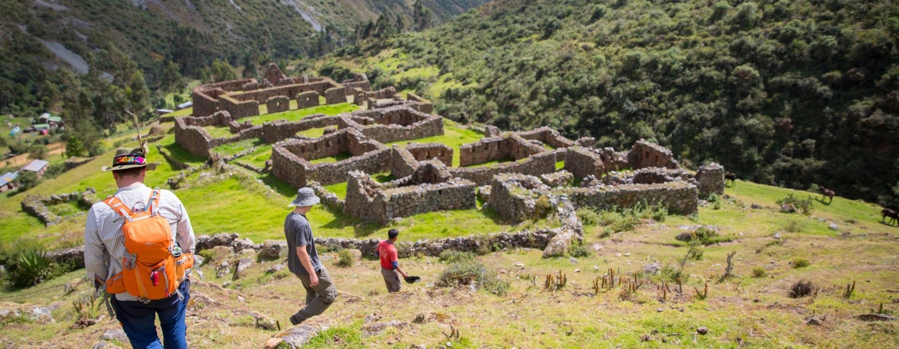 Senderismo Hombre Joven En Sendero De Montaña Difícil Fotos