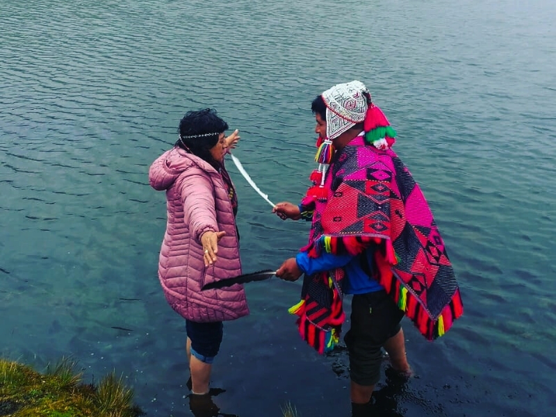 CÉRÉMONIE DE PURIFICATION DANS LA LAGUNE D'AUSANGATE