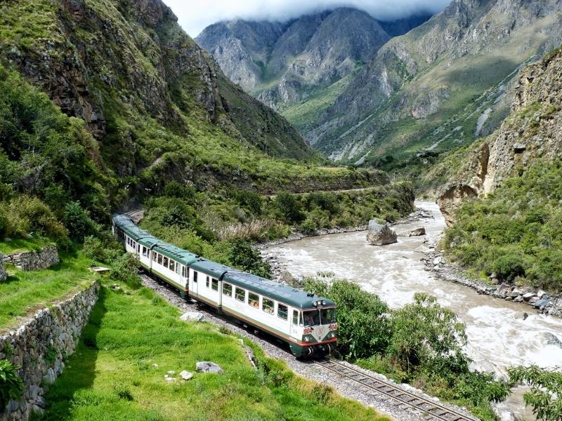 TOURS IN PERU: BY TRAIN TO AGUAS CALIENTES